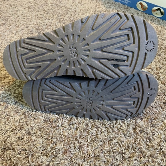 UGG Australia Classic Metallic Gray Leather Suede BOOTS size 7 Fur lined, Warm - Picture 3 of 8